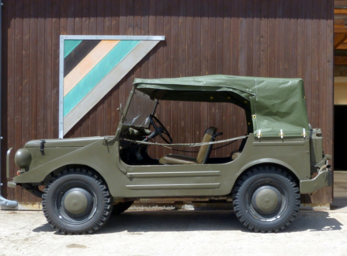 Oldtimerplane historisches Fahrzeug DKW Munga Kübelwagen Sattlerei